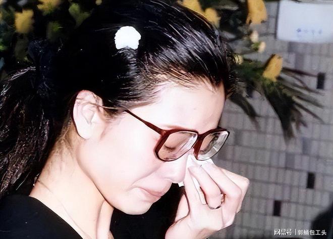 各的”“最癫狂亚姐”的瓜克死老公、爱泡二婚“各玩(图2)